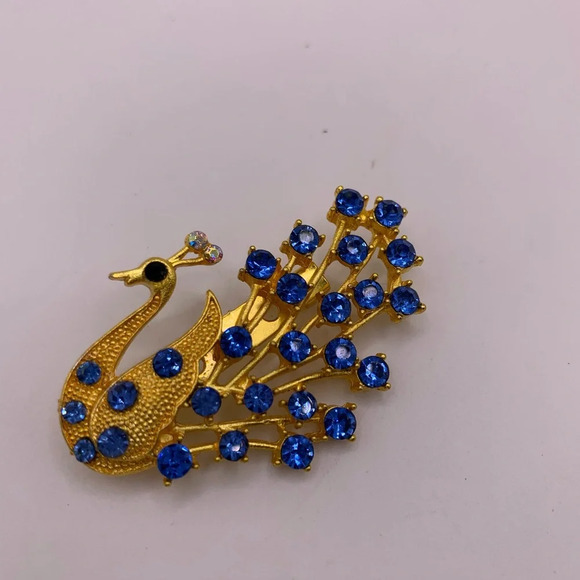 Jewelry - 🖤 Gold tone blue rhinestone peacock brooch
